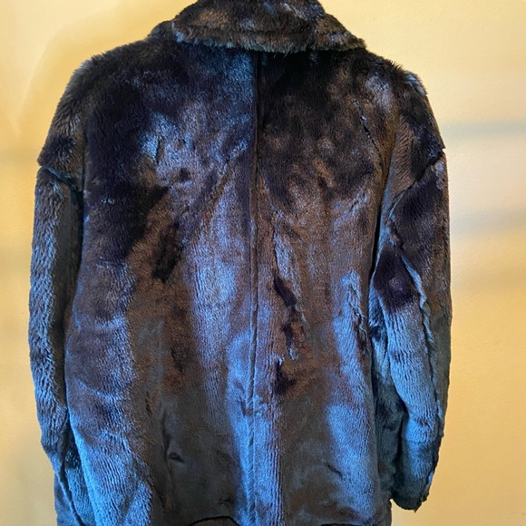 Get your hands on this stylish faux fur! - Picture 1 of 5